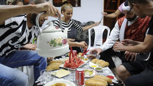 Michel saat makan bersama dengan keluarga muslim | Photo: Copyright haaretz.com