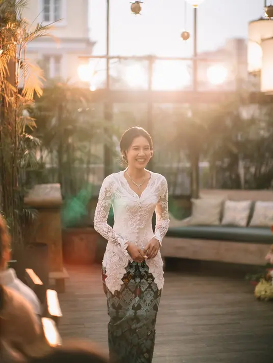 Tampil sederhana dalam balutan kebaya dan dan baju semi Melayu, begini penampilan Angga Yunanda dan Shenina Cinnamon. [Instagram. Shenina Cinnamon]