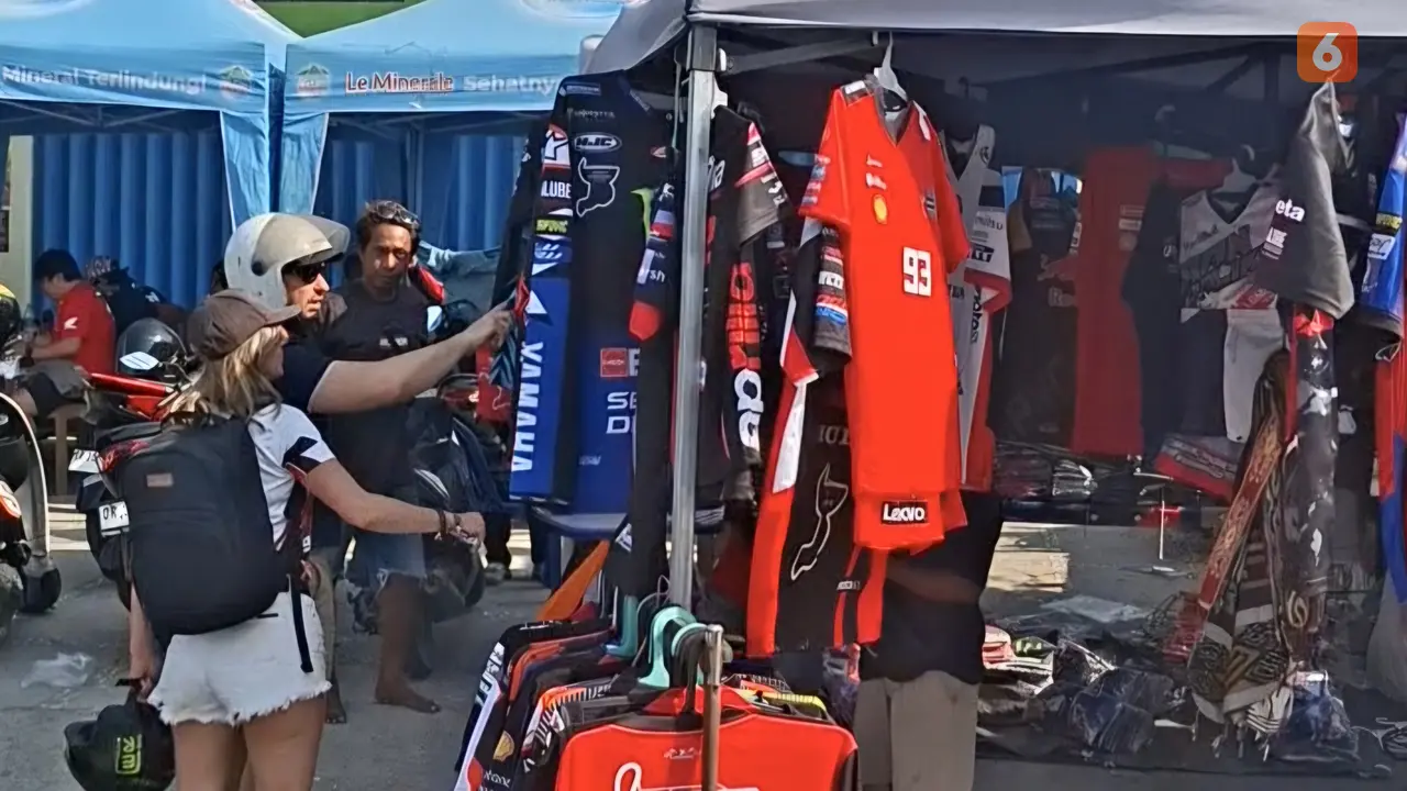Pedagang merchandise di Sirkuit Mandalika