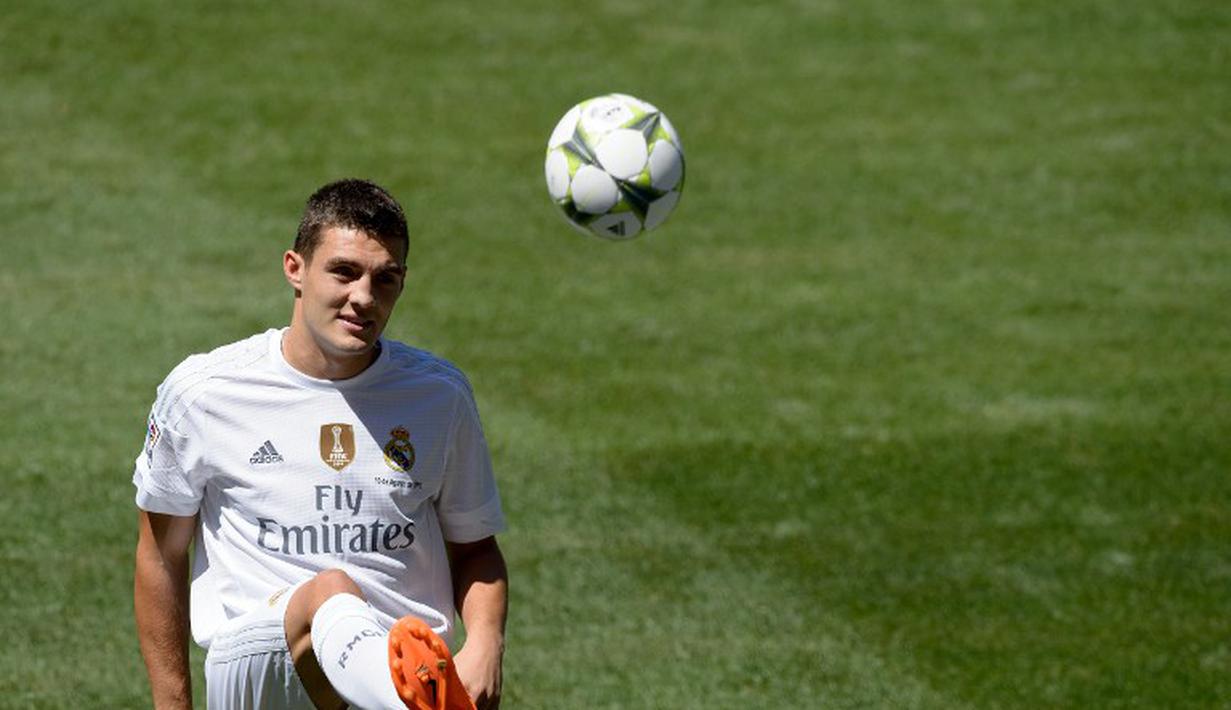 Mateo Kovacic unjuk kebolehan dengan bola saat diperkenalkan sebagai pemain baru Real Madrid di Stadion Santiago Bernabeu. (19/8/2015). (AFP Photo/Dani Pozo)
