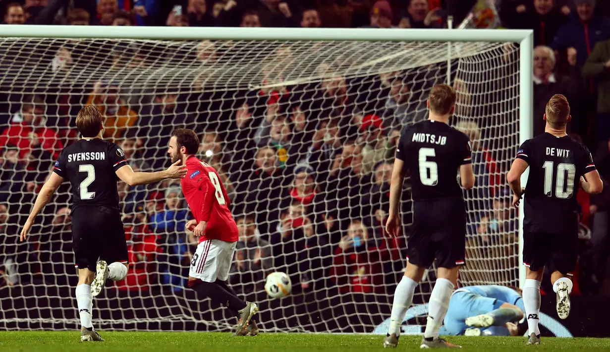 Pemain Manchester United (Juan Mata) mencetak gol ke gawang AZ Alkmaar pada pertandingan Grup L Liga Europa di Old Trafford, Manchester, Inggris, Kamis (12/12/2019). Manchester United menang 4-0. (AP Photo/Dave Thompson)