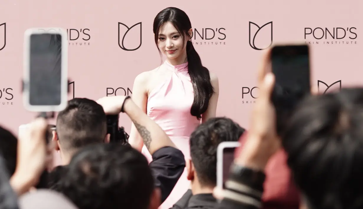 <p>Tzuyu TWICE, Global Brand Ambassador dari POND'S baru saja mengunjungi Indonesia. Ia tak hanya menyapa para penggemarnya, tapi juga secara langsung membagikan rahasia kulit sehat dan glowingnya yang bikin semua orang terpana. [Foto: Document/POND'S]</p>