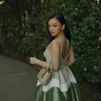 Dalam potret yang dibagikan, Naura Ayu tampil anggun mengenakan low back dress bernuansa netral dengan aksen hijau satin pada bagian rok. [@naura.ayu].