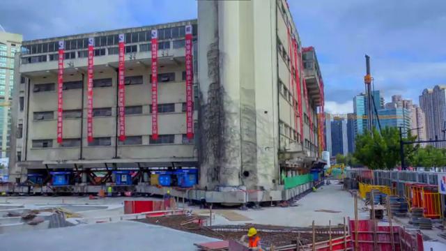 Gedung di Shanghai yang pindah ke lokasi baru dengan berjalan menggunakan 198 kaki robot (credit: Shanghai Evolution Shift Project)