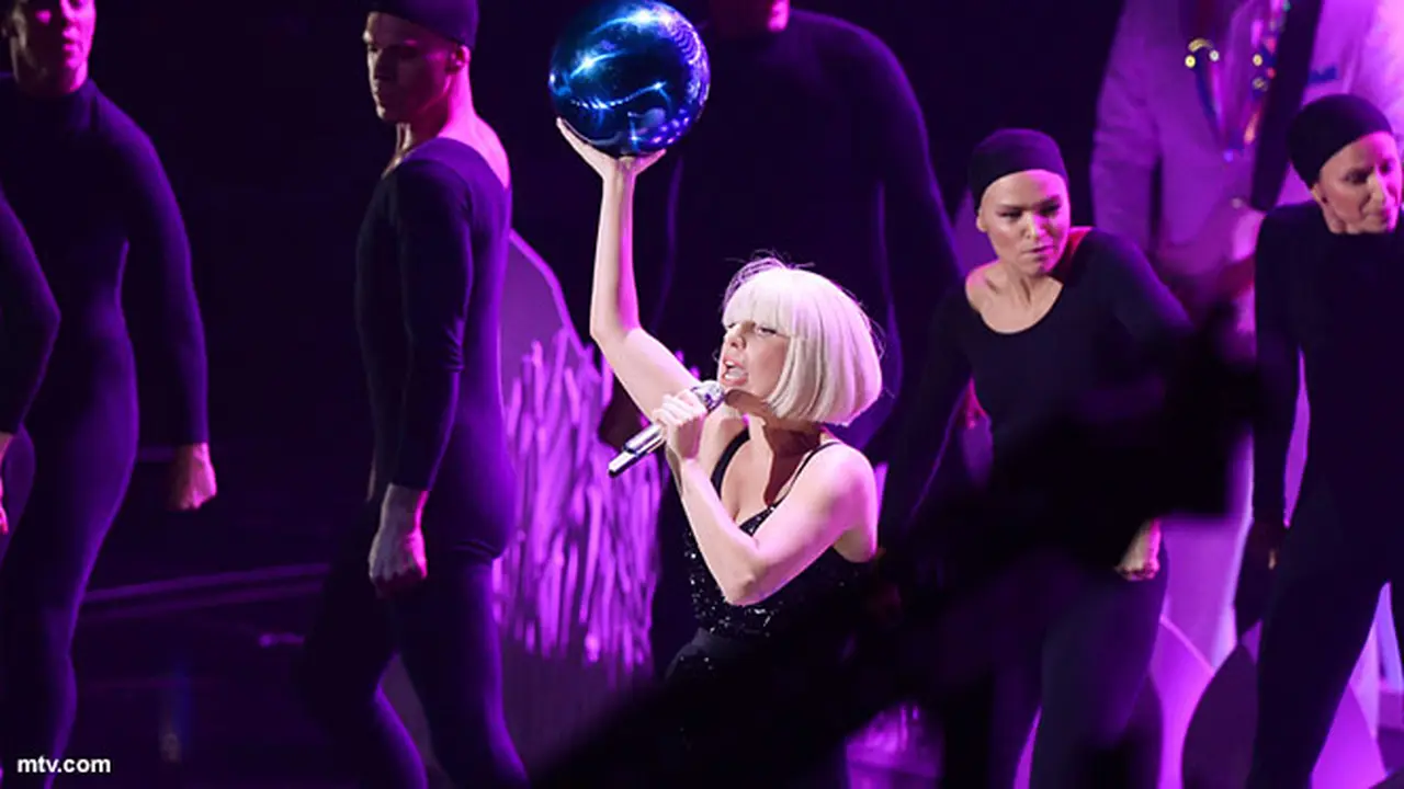 lady-gaga-wma-perform-130826b.jpg