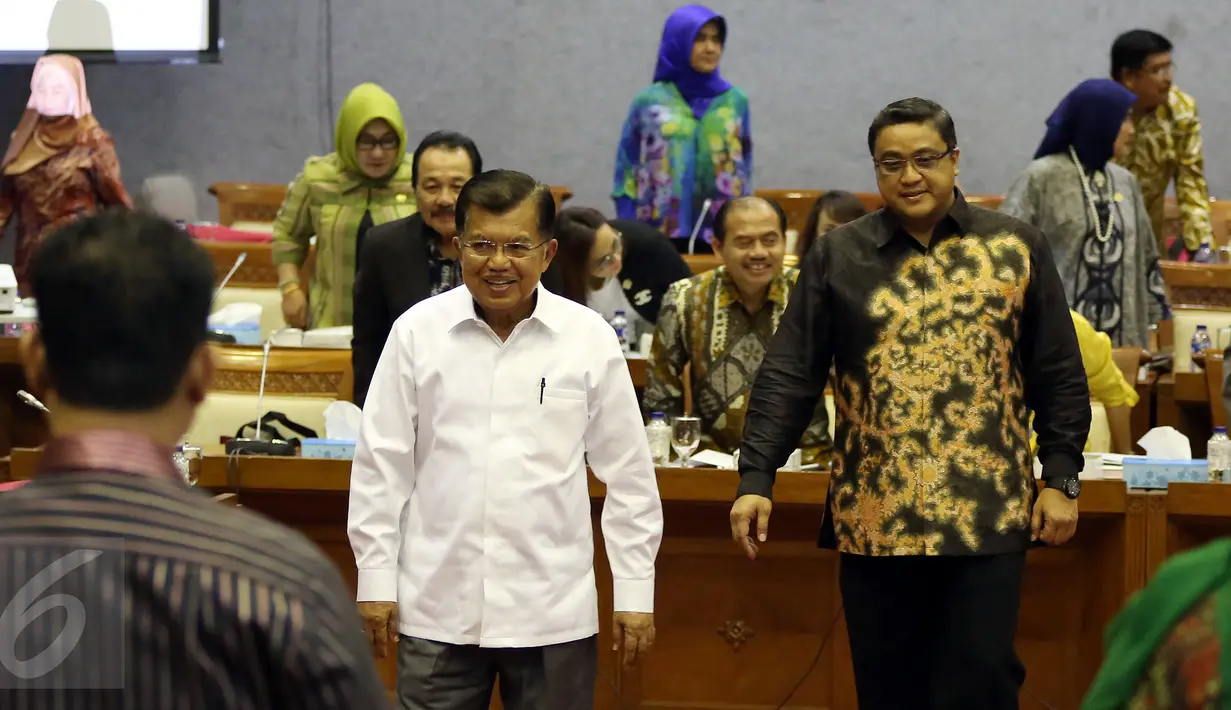 Ketum PMI, Jusuf Kalla saat mengikuti Rapat Dengar Pendapat Umum (RDPU) dengan Komisi IX DPR RI di Jakarta, Rabu (8/2). Rapat tersebut DPR Khusunya Komisi IX meminta pendapat Ketua Umum PMI mengenai RUU Kepalangmerahan. (Liputan6.com/Johan Tallo)