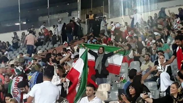 Untuk pertama kalinya setelah 38 tahun Pemerintah Iran memperbolehkan para wanita untuk menonton sepak bola di stadion.