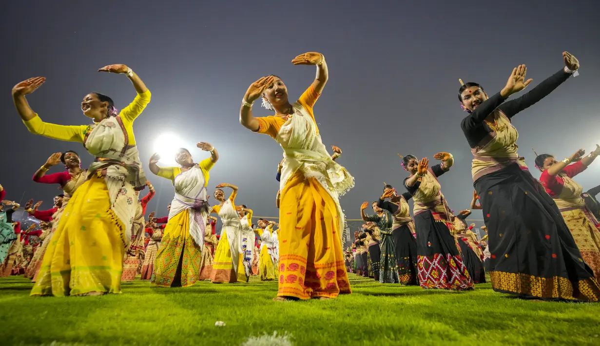 <p>Sebelum pertunjukan tarian, juri resmi Guinness World Record Rishi Nath menginformasikan bahwa kumpulan penari Bihu terbesar sebelumnya di satu tempat adalah 500 orang. Pada Oktober 2015, 9.892 penari Nati dari Kullu di Himanchal Pradesh telah masuk Guinness World Record untuk kumpulan terbesar para penari dari bentuk tarian rakyat tersebut. (AP Photo/Anupam Nath)</p>