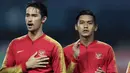 Pemain Indonesia, Gavin Kwan dan Septian David, menyanyikan lagu Indonesia Raya saat melawan Palestina pada laga Asian Games di Stadion Patriot, Jawa Barat, Rabu (15/8/2018). Indonesia takluk 1-2 dari Palestina. (Bola.com/Peksi Cahyo)