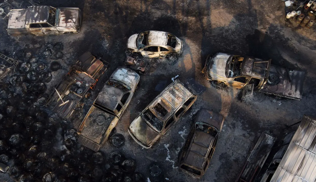 Kendaraan yang hangus berada di sebuah bengkel mobil setelah kebakaran Smokehouse Creek, Rabu, 28 Februari 2024, di Canadian, Texas. (AP Photo/Julio Cortez)