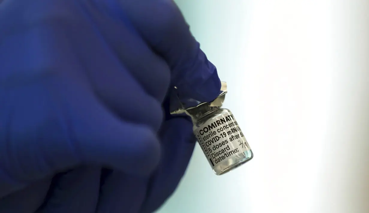 Seorang pekerja medis memegang vaksin Pfizer-BioNTech COVID-19 di Tokyo Medical Center, Tokyo, Jepang, Rabu (17/2/2021). Jepang memulai kampanye vaksinasi COVID-19 dengan suntikan COVID-19 pertama diberikan kepada petugas kesehatan. (Behrouz Mehri/Pool Photo via AP)