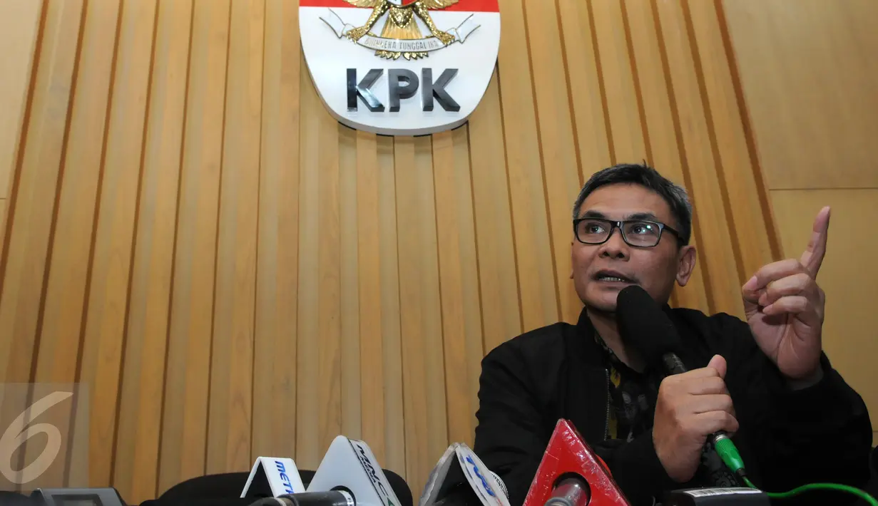 Pimpinan KPK, Johan Budi menggelar konferensi pers di gedung KPK, Jakarta, Selasa (1/12/2015) KPK menangkap anggota DPRD Banten dalam OTT (Operasi Tangkap Tangan) di kawasan Serpong, Tangerang. (Liputan6.com/Helmi Afandi)