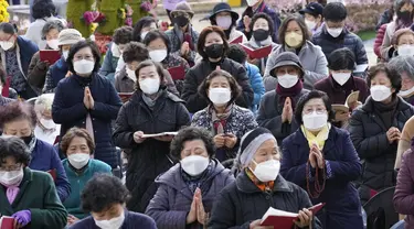 Orang tua mendoakan keberhasilan anak mereka selama kebaktian khusus pada malam ujian masuk perguruan tinggi di kuil Buddha Jogyesa, Seoul, Rabu (17/11/2021). Sekitar 500.000 siswa SMA di Korea Selatan diperkirakan akan mengikuti Tes Kemampuan Skolastik Perguruan Tinggi. (AP Photo/Ahn Young-joon)