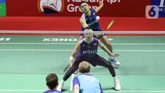 Pebulu tangkis ganda putra Indonesia Fajar Alfian dan Muhammad Rian Ardianto mengembalikan kok ke arah ganda putra Denmark Jeppe Bay dan Lasse Molhede dalam babak pertama (32 besar) turnamen Indonesia Open 2023 di Istora Senayan, Jakarta, Selasa (13/6/2023). (Liputan6.com/Herman Zakharia)