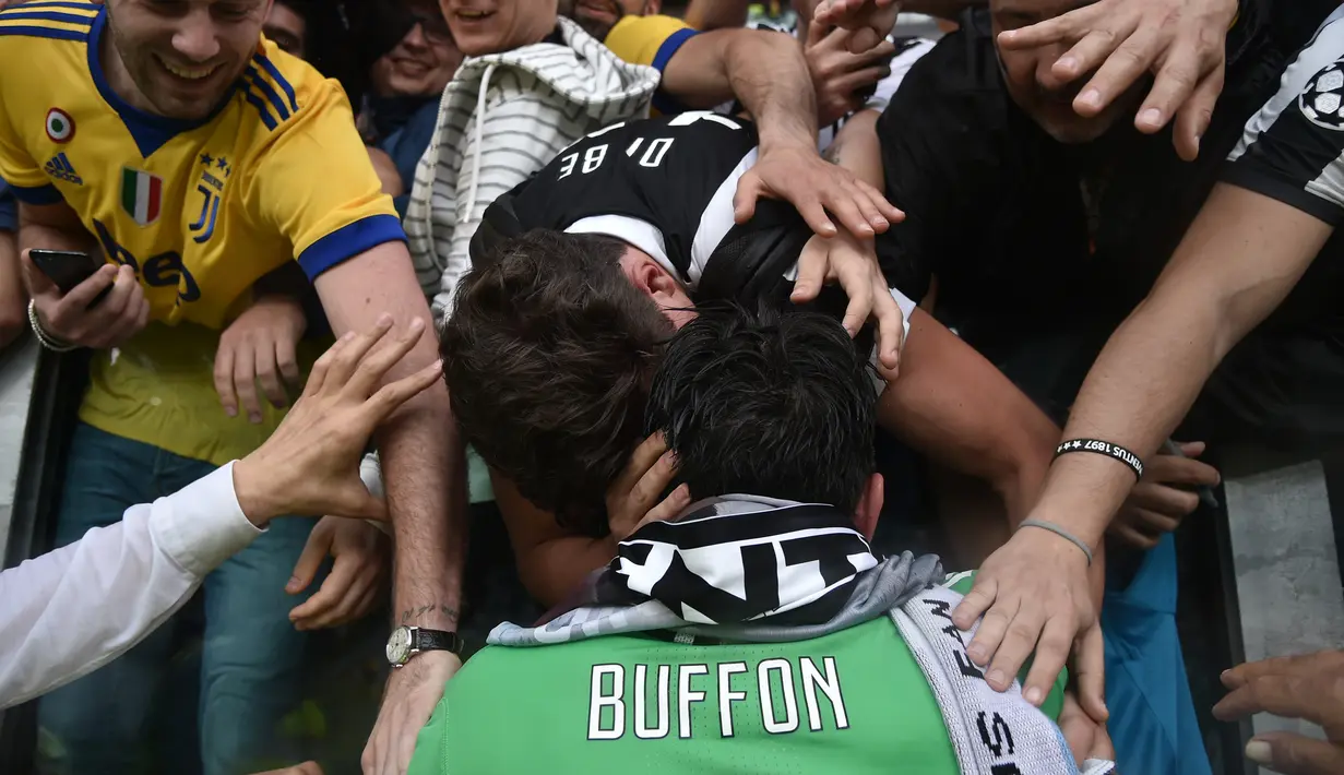 Fans memeluk kiper Juventus Gianluigi Buffon usai pertandingan melawan Hellas Verona pada lanjutan Liga Serie A Italia di Stadion Allianz di Turin, (19/5). Buffon telah bersama Juventus selama 17 tahun. (AFP Photo/Marco Bertorello)