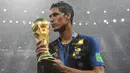 Di tahun yang sama, Varane berhasil meraih trofi Piala Dunia 2018 bersama tim nasional Prancis usai mengalahkan Kroasia 4-2. (AFP/Franck Fife)