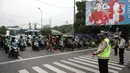 Petugas gabungan Polisi dan Dishub memberhetikan pengguna jalan untuk Mengheningkan sejenak di Kawasan Jalan Fatmawati Jakarta, Sabtu (10/7/2021). Kegiatan mengheningkan cipta selama 60 detik tersebut bentuk penghormatan kepada mereka yang telah wafat karena covid-19. (Liputan6.com/Faizal Fanani)