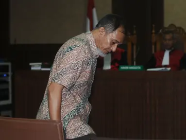 Tersangka kasus dugaan suap pengadaan monitor satelit Bakamla, Nofel Hasan bersiap mengikuti sidang perdana di Pengadilan Tipikor, Jakarta, Rabu (3/1). Sidang beragendakan pembacaan dakwaan Jaksa Penuntut Umum. (Liputan6.com/Helmi Fithriansyah)