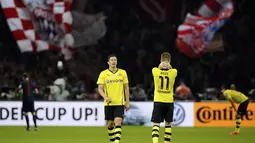 Ekspresi pemain Borussia Dortmund, Robert Lewandowski (kiri) dan Marco Reus usai dikalahkan Bayern München 0-2 di final DFB Pokal di Olympiastadion, Berlin (18/5/2014). (REUTERS/Tobias Schwarzer)