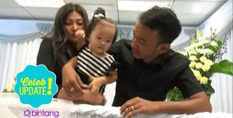 Masih dalam suasana Imlek, Ruben Onsu sisipkan angpao di jenazah Ayahnya. 