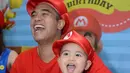 Pesta ulang tahun anak ke-2 Nia dan Ardi yang akrab disapa Naka kali ini bertema Mario Bros. Alasannya karena berinisial sama dengan nama kedua anak mereka. Demi sang buah hati, pasangan ini pun rela mengenakan kostum Mario Bros. (Nurwahyunan/Bintang.com)