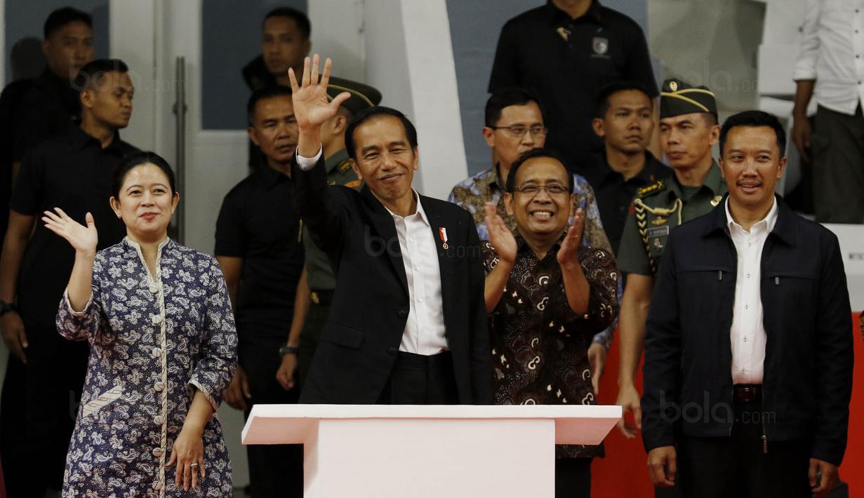 Presiden RI, Joko Widodo, menyapa suporter saat peresmian Istora Senayan, Selasa (23/1/2018). Setelah direnovasi Istora kini berkapasitas 7.120 penonton dan memiliki kursi dan pencahayaan yang lebih baik. (Bola.com/M Iqbal Ichsan)