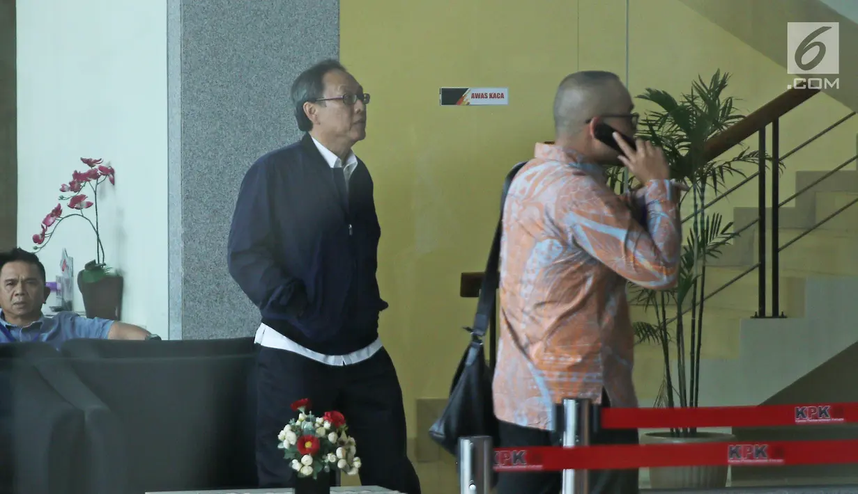 Tersangka Made Oka Masagung memenuhi panggilan penyiidk KPK, Jakarta, Kamis (8/3). Made Oka diperiksa sebagai saksi untuk tersangka kasus korupsi E-KTP, Irvanto Hendra Pambudi Cahyo yang juga keponakan Setya Novanto (Liputan6.com/Herman Zakharia)