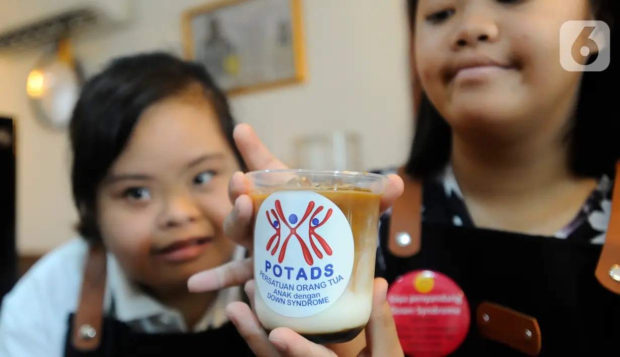 Sebanyak 7 penyandang down syndrome yang berada di bawah naungan komunitas Persatuan Orang Tua Anak Dengan Down Syndrome (POTADS) diberdayakan untuk bekerja sebagai barista dan pramusaji di tempat tersebut. (merdeka.com/Arie Basuki)