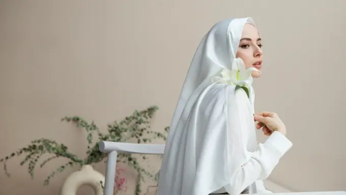 Ilustrasi Model Gamis Kondangan Syari (Credit: Freepik)