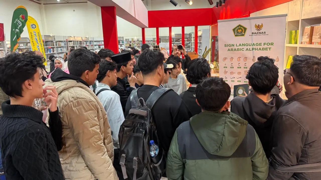 Simulasi Al-Qur’an Bahasa Isyarat Indonesia menarik perhatian pengunjung Paviliun Indonesia pada ajang Cairo International Book Fair ke-57 (CIBF) di Kairo, Mesir.