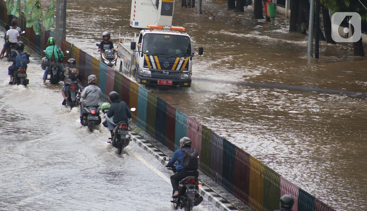 Sejumlah pengendara nekat menerobos genangan banjir di Jalan dr Sutomo, Pasar Baru, Jakarta, Selasa (25/2/2020). Hujan yang mengguyur Jakarta sejak Senin (24/2) malam membuat sejumlah kali meluap dan menyebabkan banjir. (Liputan6.com/Helmi Fithriansyah)