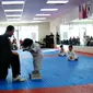 Lucunya gaya seorang balita perempuan berupaya keras melakukan patahan papan ketika ujian Taekwondo.