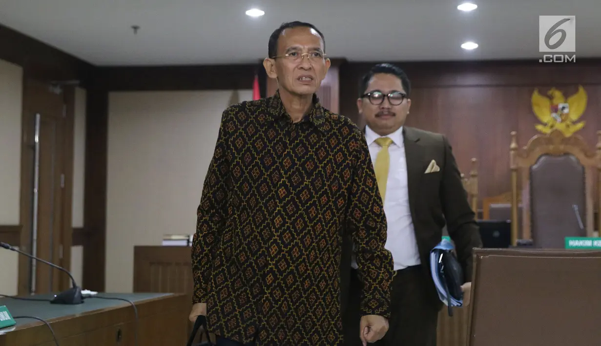 Mantan Menteri Agama Suryadharma Ali usai menjalani sidang lanjutan PK di PN Jakarta Pusat, Rabu (25/7/2018). Dalam kesimpulannya, Suryadharma Ali meminta majelis hakim membebaskan dirinya dari hukuman penjara. (Liputan6.com/Helmi Fithriansyah)