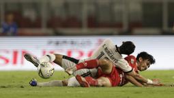 Gelandang Persija Jakarta, Fitra Ridwan, berebut bola dengan pemain Madura United pada laga Shopee Liga 1 di SUGBK, Jakarta, Jumat (13/12). Persija menang 4-0 atas Madura. (Bola.com/Yoppy Renato)