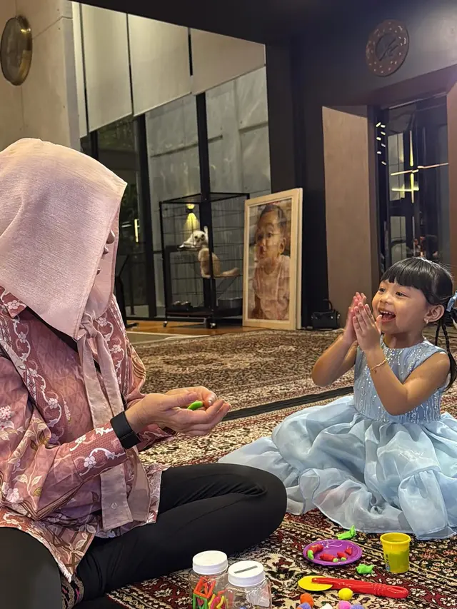 Potret Kedekatan Geni Faruk dengan Cucu-cucunya
