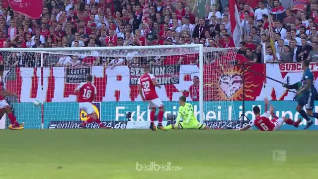Berita video highlights Bundesliga 2017-2018 antara Mainz melawan Hamburg dengan skor 3-2. This video presented by BallBall.