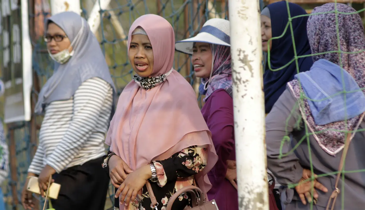Sejumlah orang tua mendukung anaknya saat menonton pertandingan pada Indonesia Junior League 2019 di Lapangan Sawangan, Minggu (20/10). Dari liga kelas junior ini diharapkan bisa melahirkan pesepakbola muda berbakat dan berkualitas. (Bola.com/M Iqbal Ichsan)