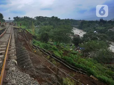 Tim Sar mencari korban hilang akibat longsor tebing di jalur perlintasan Kereta Api (KA) Bogor-Sukabumi di Kampung Sirnasari, Kelurahan Empang, Kota Bogor, Rabu (15/3/2023). (merdeka.com/Arie Basuki)