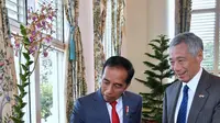 Presiden Jokowi sedang memegang anggrek Dendrobium Iriana Jokowi didampingi Perdana Menteri Singapura Lee Hsien Loong (Dok.Instagram/@jokowi/https://www.instagram.com/p/B3ZMOnkhKST/Komarudin)