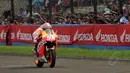 Dengan motor Honda RC213V, Juara Dunia MotoGP 2013 dan 2014, Marc Marquez mencoba lintasan Sirkuit Sentul, Bogor, (21/10/2014). (Liputan6.com/Helmi Fithriansyah)