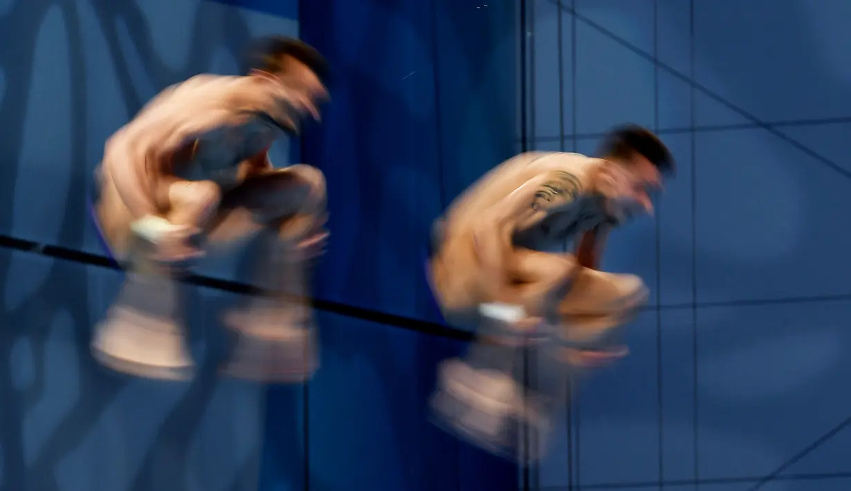 Perenang Rusia, Aleksandr Bondar dan Viktor Minibaev saat beraksi di nomor lompat indah sinkronisasi pada ajang Kejuaraan Akuatik Eropa di Duna Arena, Budapest, Hungaria, (15/5/2021). (AFP/Attila Kisbendek)