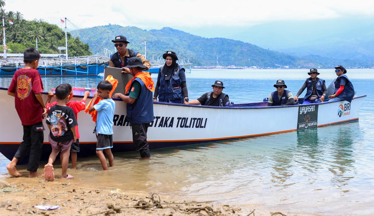 Anak-anak di pesisir Tolitoli antusias menerima buku bacaan yang dibawa oleh Perahu Literasi. Program ini menjadi sarana edukatif yang menjangkau daerah-daerah terluar di Sulawesi Tengah. (Adv/BRI)