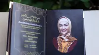 Ria Irawan menyerahkan buku Yasin kepada Sri Wulansih, ibunda almarhumah Julia Perez (Nurwahyunan/Bintang.com)