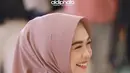 Ia juga memilih hijab warna senada yang ditata simple dengan model lilit. (Instagram/aldiphoto).