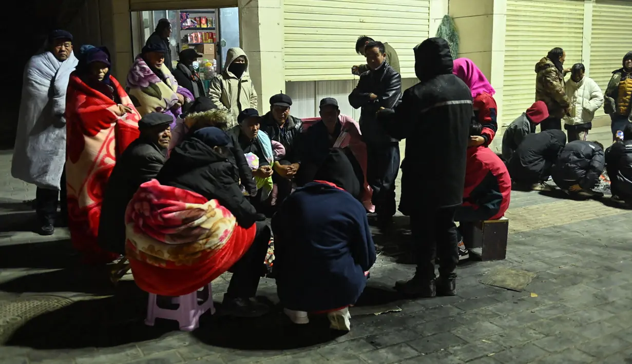 Pusat gempa berada sekitar 100 kilometer di sebelah barat daya ibu kota provinsi Gansu, Lanzhou. Beberapa gempa susulan yang lebih kecil terjadi setelah gempa awal. (CNS / AFP)