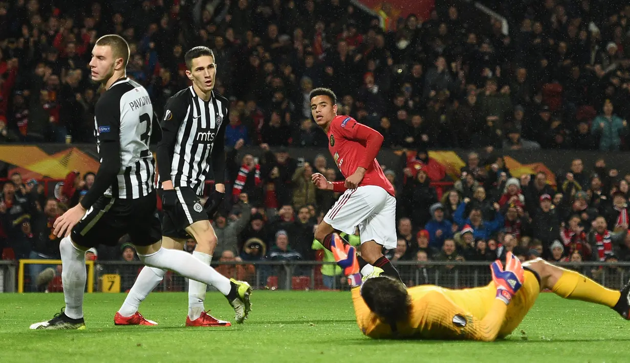 Striker Manchester United (MU), Mason Greenwood (tengah) berlari sambil merayakan gol ke gawang Partizan pada matchday keempat Grup L Liga Europa di Old Trafford, Kamis (7/11/2019). Tampil di hadapan pendukungnya sendiri, MU mengalahkan Partizan Belgrade 3-0. (Oli SCARFF / AFP)