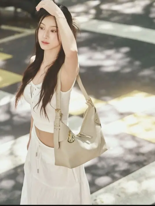 Dior Voyage Bag mampu hadirkan gaya beregam untuk tampilan yang optimal. [Foto: Dior.dok]