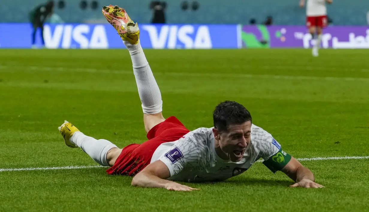 Robert Lewandowski. Striker Timnas Polandia berusia 34 tahun ini baru didatangkan Barcelona pada awal musim 2022/2023 dari Bayern Munchen dengan nilai transfer mencapai 45 juta euro. Pada Piala Dunia 2022, ia telah mencetak 1 gol dan 1 assist saat Timnas Polandia menang 2-0 atas Arab Saudi pada matchday kedua Grup C (26/11/2022). (AP/Manu Fernandez)