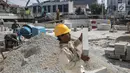 Pekerja mengangkat batu saat pengerjaan proyek revitalisasi kawasan Kota Tua di Jakarta, Jumat (15/9). Revitalisasi kawasan Kali Besar menjadi bagian dari program revitalisasi kawasan kota Tua. (Liputan6.com/Faizal Fanani)