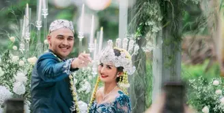 Penampilan Debi Sagita kemudian lengkapi dengan siger sunda dan ronce melati. [@marcoivanos12]